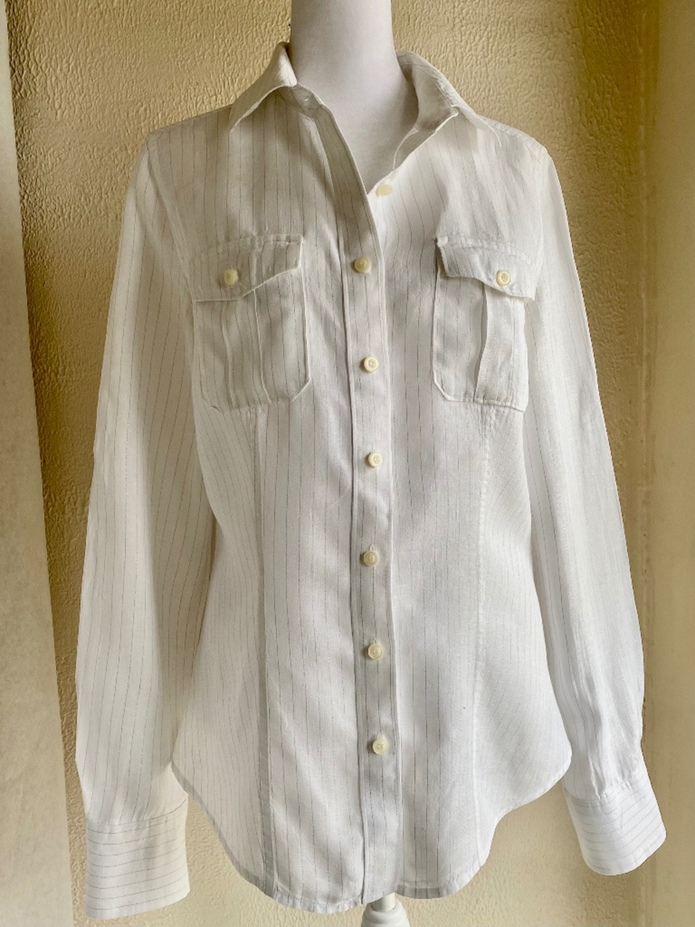 Club Monaco white linen fitted button-down top with silver threads Size Medium